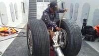 Foto: Personel TNI AL terlihat mengikat bagian roda Lion Air. (Lisye Sri Rahayu/detikcom).