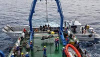 Selanjutnya mesin tersebut dibawa oleh landing craft ke JICT Priok.
