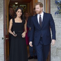 Meghan dibalut gaun hitam Jason Wu seharga US$ 1.995 atau Rp 30 juta dan clutch Jimmy Choo US$ 1.295 atau Rp 20 jutaan. (Foto: Getty Images)