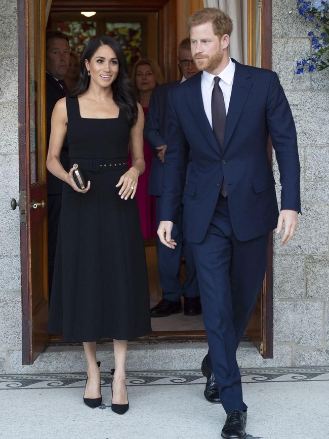 Meghan dibalut gaun hitam Jason Wu seharga US$ 1.995 atau Rp 30 juta dan clutch Jimmy Choo US$ 1.295 atau Rp 20 jutaan. (Foto: Getty Images)