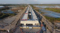 Flyover Teluk Lamong dengan kontur jalan layang (elevated) sepanjang 2 km dan jalan darat (landed) di sisi Benowo sepanjang 363 meter dan sisi Teluk Lamong sepanjang 350 meter. Sedangkan untuk lebar ruas jalan flyover adalah 40 meter. Pool/PT Wijaya Karya (Persero) Tbk.
