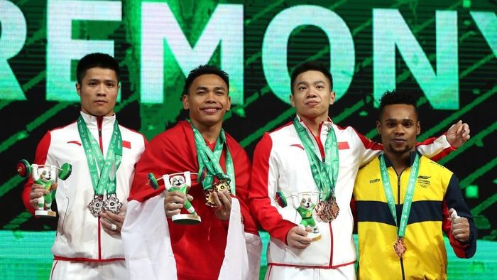 Eko Yuli Irawan (tengah) berhasil meraih emas di kejuaran dunia angkat besi 2018 (iwf.com) Eko Yuli Irawan (tengah) berhasil meraih emas di kejuaran dunia angkat besi 2018 (iwf.com)