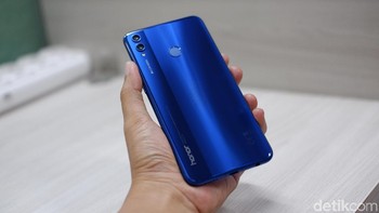 Honor 8X mengusung tampilan yang mirip dengan deretan perangkat seri P milik Huawei. Tampilan ponsel ini mengusung warna dual tone yang terlihat glossy dan mahal. Foto: Adi Fida Rahman/detikINET