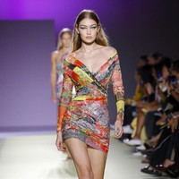 Di panggung catwalk, busana Dua Lipa sebelumnya diperagakan oleh model Gigi Hadid. Who wore it better? Gigi or Dua Lipa? (Foto: Dok. Vogue Runway)