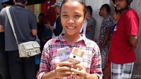 Satu per satu para pedagang menghampiri mobil kas keliling BI. Mulanya mereka hanya sekadar melihat-lihat, namun lama kelamaan, mereka antusias untuk menukarkan uangnya.