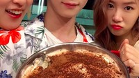 Dalam sebuah acara, Key juga terlihat bikin dessert. Kira-kira ini tiramisu juga bukan ya? Foto: Instagram bumkeyk