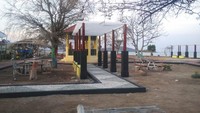 Penataan yang dilakukan di Pantai Lariti juga termasuk pembuatan gerbang dan selasar, jalan pedestarian, hingga pembangunan plaza ekonomi kreatif dan pusat jajanan kuliner tradisional. (dok. Dispar Bima)