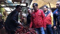 Sebelum acara ini, Jokowi sempat ke pasar. Di sana, Jokowi bicara soal harga barang-barang kebutuhan pokok dan juga membeli bahan makanan.