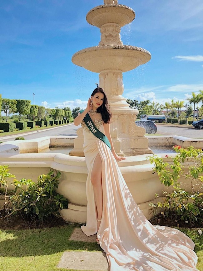 Seperti dikutip Rappler Filipina, Phuong Khanh Nguyen, yang untuk pertamakalinya menjadi juara Vietnam di ajang kontes kecantikan dunia, diketahui berusia 23 tahun dan merupakan mahasiswi jurusan pemasaran di Curtin Singapura. (Foto: Instagram/@Miss Earth, @1995__npk, @ratuvashti)