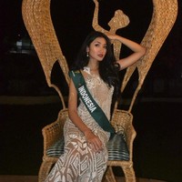 Sementara itu Indonesia yangi diwakili oleh Miss Earth Indonesia 2018 Ratu Vashti harus menelan pil pahit kekalahan. Vashti yang sebelumnya dipecat dari ajang Puteri Indonesia 2018 belum berhasil masuk babak top 18. (Foto: Instagram/@Miss Earth, @1995__npk, @ratuvashti)