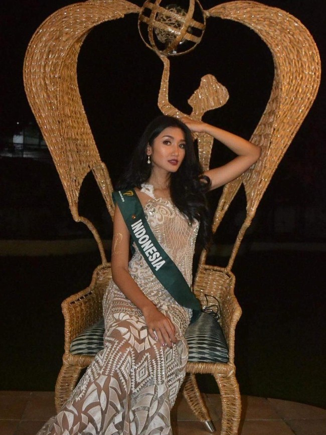 Sementara itu Indonesia yangi diwakili oleh Miss Earth Indonesia 2018 Ratu Vashti harus menelan pil pahit kekalahan. Vashti yang sebelumnya dipecat dari ajang Puteri Indonesia 2018 belum berhasil masuk babak top 18. (Foto: Instagram/@Miss Earth, @1995__npk, @ratuvashti)