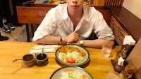 Duh, sepertinya Key sudah nggak sabar makan katsu di hadapannya. Tapi sebelumnya nggak lupa foto dong. Foto: Instagram bumkeyk
