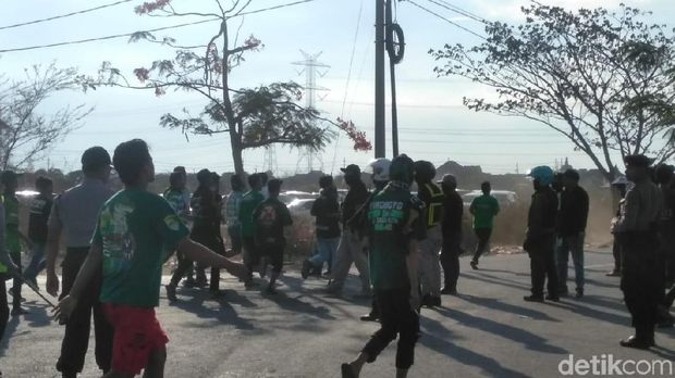 Polisi pukul mundur suporter tak bertiket/