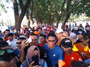 Sambil Lari Pagi, Sandiaga Sapa Warga Makassar