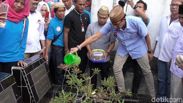 Ma'ruf Amin Bicara Al-Makiyun, Sandiaga ke Makam Kakek di Gorontalo
