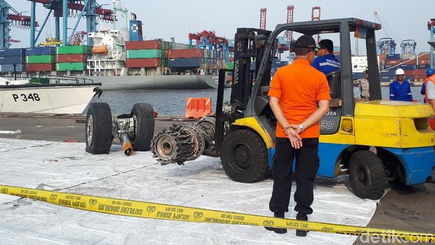 KNKT Pindahkan Turbin dan Roda Pesawat Lion Air dari Dermaga JICT