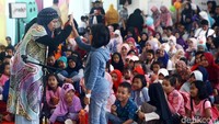 Pendongeng sempat menyapa anak-anak yang hadir di festival.