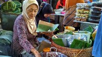 Di salah satu pasar di Kediri penjual jenang masih memakai alas daun pisang. Jenang buatan sendiri yang legit dan murah meriah selalu diserbu pembeli. Foto : Instagram @dolankediri