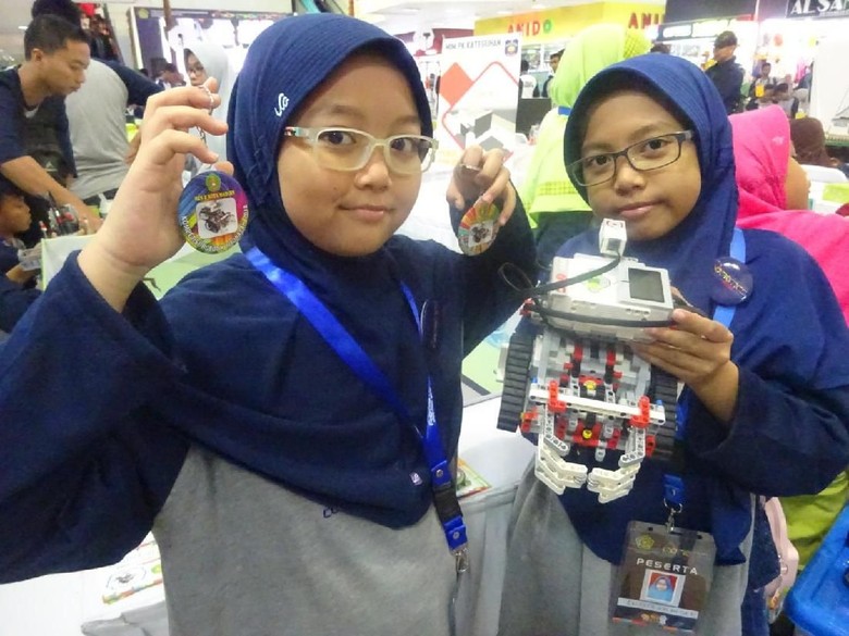 Dua Siswi Madrasah Ibtidaiyah Bikin Robot Evakuasi Multifungsi Dua Siswi Madrasah Ibtidaiyah Bikin Robot Evakuasi Multifungsi