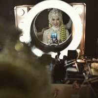 Melody terlihat memakai tiga layer hijab saat akad nikah. Layer pertama adalah ciput yang menutupi telinga dan lehernya, kemudian satu layer hijab di atasnya berwarna senada dengan ciput, lalu layet terakhir berupa hijab berbahan lace yang membuat tampilannya lebih spesial. (Foto: Dok. Hendra Klasik)