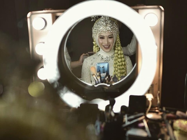 Melody terlihat memakai tiga layer hijab saat akad nikah. Layer pertama adalah ciput yang menutupi telinga dan lehernya, kemudian satu layer hijab di atasnya berwarna senada dengan ciput, lalu layet terakhir berupa hijab berbahan lace yang membuat tampilannya lebih spesial. (Foto: Dok. Hendra Klasik)