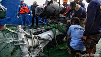 Tim SAR melepas tali yang sebelumnya dikaitkan ke roda pesawat.