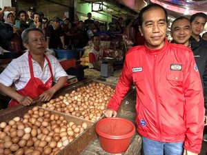 Jokowi Naik Motor ke Pasar, Prabowo Disambut di Makam Mbah Priuk