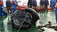 Roda pesawat itu kemudian akan dibawa ke posko evakusi di JICT 2, Tanjung Priok, Jakarta Utara menggunakan Landing Craft Utility KRI Banda Aceh.
