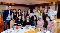 Lia juga suka kulineran ramai-ramai bersama temannya. Seperti yang terlihat pada momen seru ini. Foto: instagram @lia_dahlianaaa