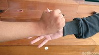 Jangan mencoba gaya jabat tangan populer dengan orang asing, terutama di acara resmi. Kamu bisa dinilai tidak dewasa dan kurang mampu melihat lingkungan. (Foto: detikHealth)
