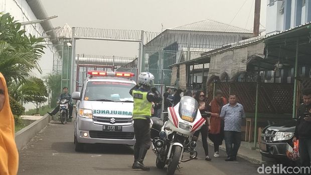 Malam Ini Jenazah Pretty Asmara Dibawa ke Kota Kelahiran