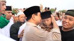 Potret Prabowo Sapa Warga dan Gendong Anak di Haul Mbah Priuk