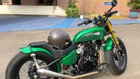 Motor Kawasaki W175 itu diubah menjadi gaya bobber dengan tangki berwarna hijau sesuai dengan permintaan Jokowi. Foto: Ray Jordan