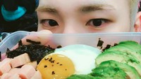 Pria 27 tahun ini selfie dengan makanan sehat di hadapannya. Nampak ada nori, telur mata sapi dan beberapa potong alpukat. Foto: Instagram bumkeyk