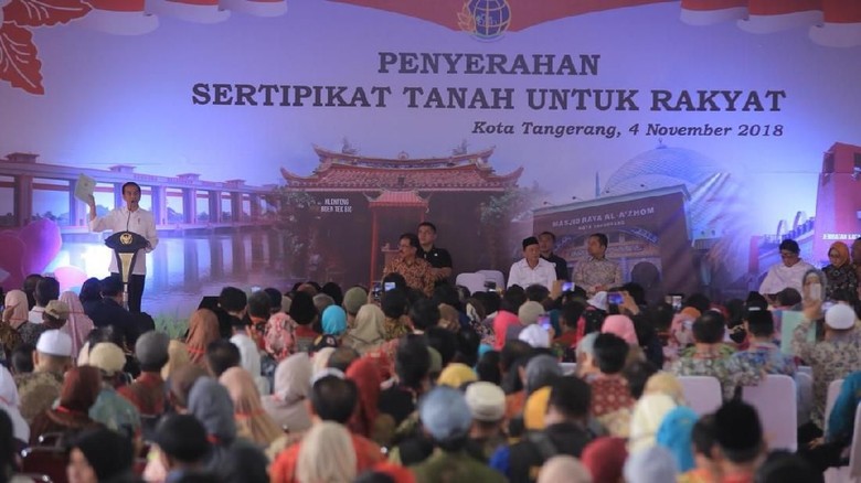 Jokowi Bagikan 6.000 Sertifikat Tanah di Tangerang Jokowi Bagikan 6.000 Sertifikat Tanah di Tangerang