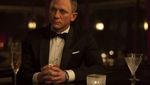 Aksi Daniel Craig, James Bond yang Suka Cupcake dan Keripik