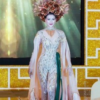 Inilah penampilan Phuong Khanh Nguyen saat mengenakan kostum nasional di ajang Miss Earth 2018. Dalam keterangan foto yang ditulisnya di Instagram, Khanh mengatakan dirinya menjelma menjadi dewi matahari. (Foto: Instagram/@Miss Earth, @1995__npk, @ratuvashti)