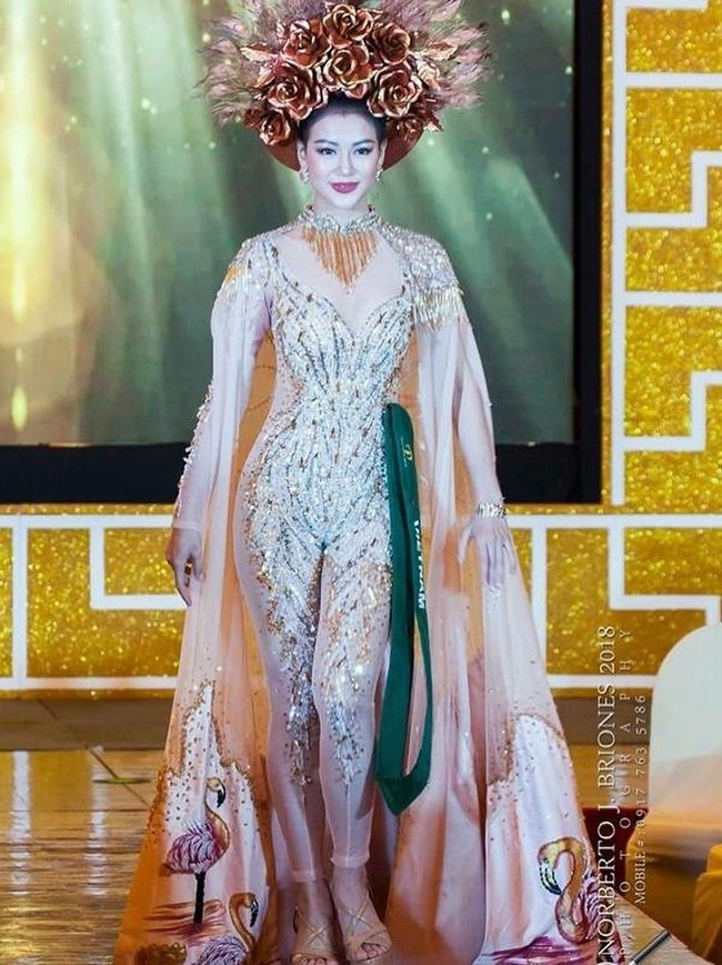 Inilah penampilan Phuong Khanh Nguyen saat mengenakan kostum nasional di ajang Miss Earth 2018. Dalam keterangan foto yang ditulisnya di Instagram, Khanh mengatakan dirinya menjelma menjadi dewi matahari. (Foto: Instagram/@Miss Earth, @1995__npk, @ratuvashti)