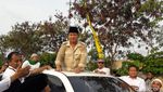 Potret Prabowo Sapa Warga dan Gendong Anak di Haul Mbah Priuk
