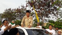 Prabowo terlihat berpeluh menyambut sapaan warga. Di pemandangan Prabowo usai pulang dari haul Mbah Priuk ini, Prabowo nampak muncul dari atap mobilnya (sunroof), Lexus bernomor polisi B 1710 PSD. (Isal Mawardi/detikcom)