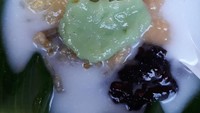 Ini juga komplet banget. Bubur sumsum, kacang hijau, ketan hitam, gempol dan candil diracik jadi satu. Siapa mau? Foto : Instagram @diah.retnoningsih