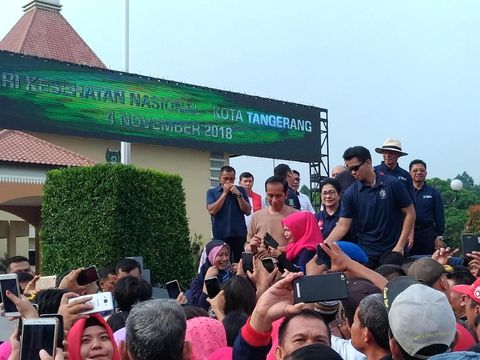 Hadiri Peringatan Hari Kesehatan, Jokowi Senam Bareng di Tangerang