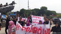 Ada dua lokasi konsentrasi massa, yaitu di gedung Mahesa dan di jalan Pandanaran, khususnya di simpang siaga dan monumen susu segar. 