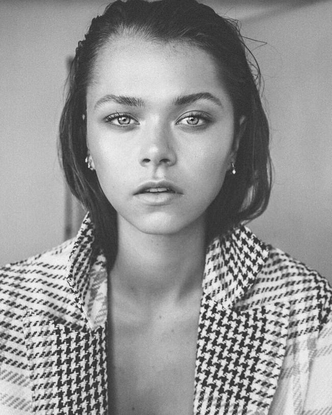 Tak seperti kebanyakan remaja yang menghabiskan akhir pekan dengan hangout dan masih belum ingin jadi apa, Alannah Walton sudah mulai menaklukan industri modeling. (Foto: Instagram/@alannahwalton)