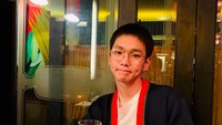 Punya lebih dari 6 juta followers Instagram, unggahan Key selalu ditunggu-tunggu. Ini senyum manis dengan lesung pipit ala Key saat menanti makanan di restoran. Foto: Instagram bumkeyk