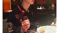 “Setelah kamu makan,” tulis Key di keterangan foto. Jadi ini pose kekenyangan pria charming ini? Foto: Instagram bumkeyk
