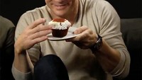 Rayakan ulang tahun, Daniel mendapatkan cupcake cokelat yang sangat digemarinya. Dari wajahnya kelihatan senang sekali, ya? Foto: Istimewa