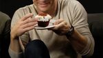 Aksi Daniel Craig, James Bond yang Suka Cupcake dan Keripik