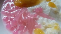 Yang ini cantik banget, ada sagu mutiara, cendol pink, jenang sumsum dan kucuran saus gula merah. Enaknya! Foto : Instagram @shinta_quit