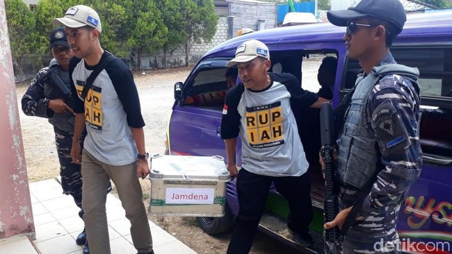 Suasana Penukaran Uang di Pulau Terluar Maluku